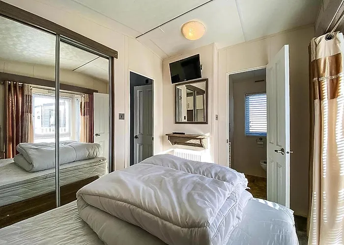 Beautiful Caravan At Seaview Holiday Park In Kent Ref 47028Pb