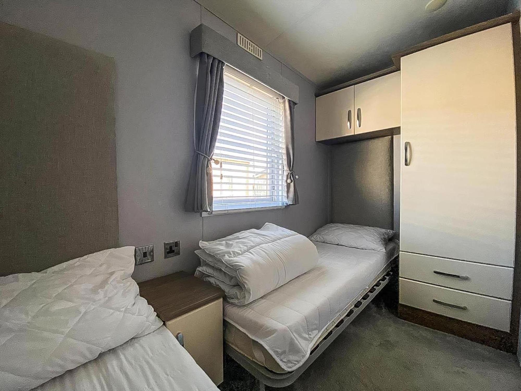 Beautiful Caravan At Seaview In Kent Ref 47028pb *