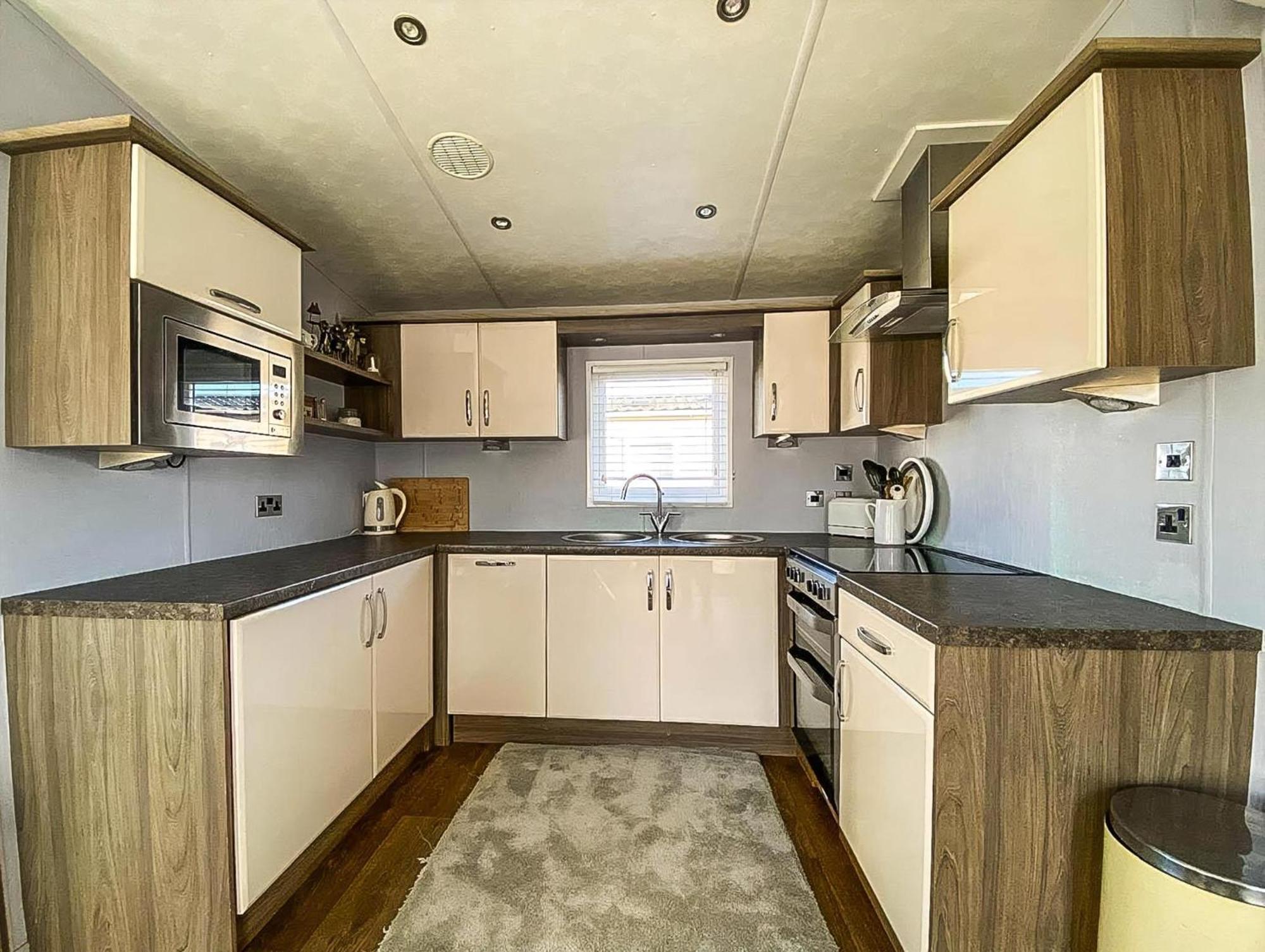 Beautiful Caravan At Seaview In Kent Ref 47028pb Whitstable
