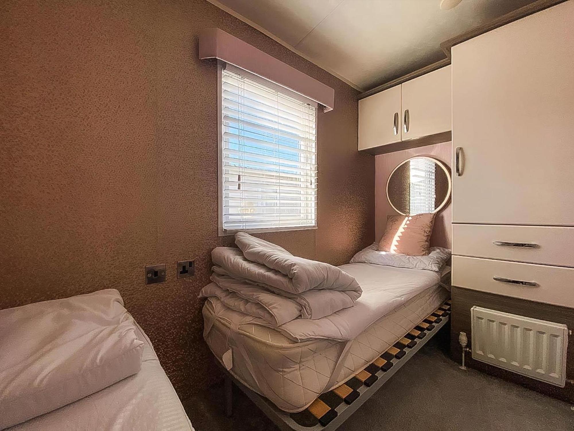 Beautiful Caravan At Seaview In Kent Ref 47028pb * Whitstable
