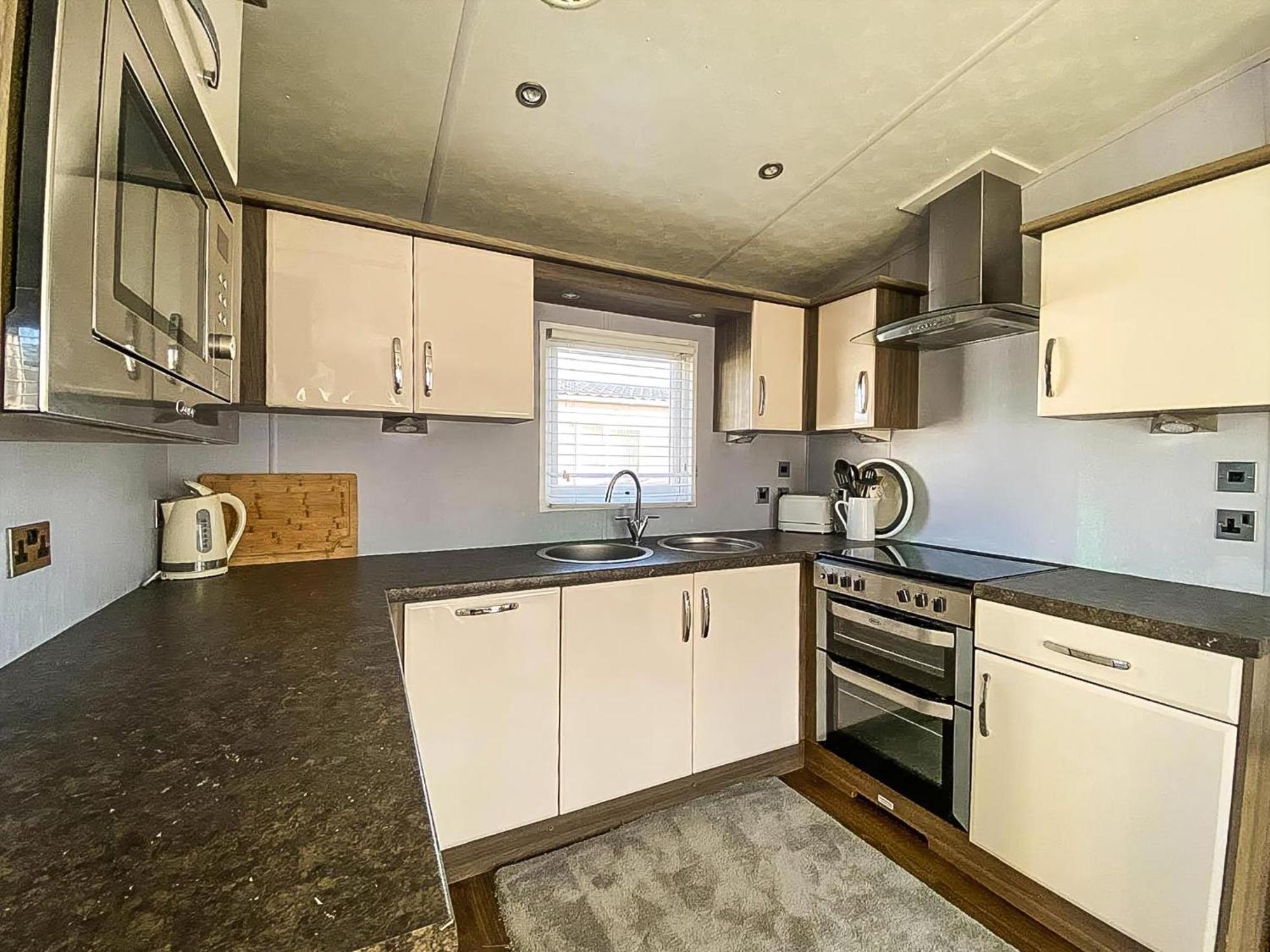 Beautiful Caravan At Seaview In Kent Ref 47028pb