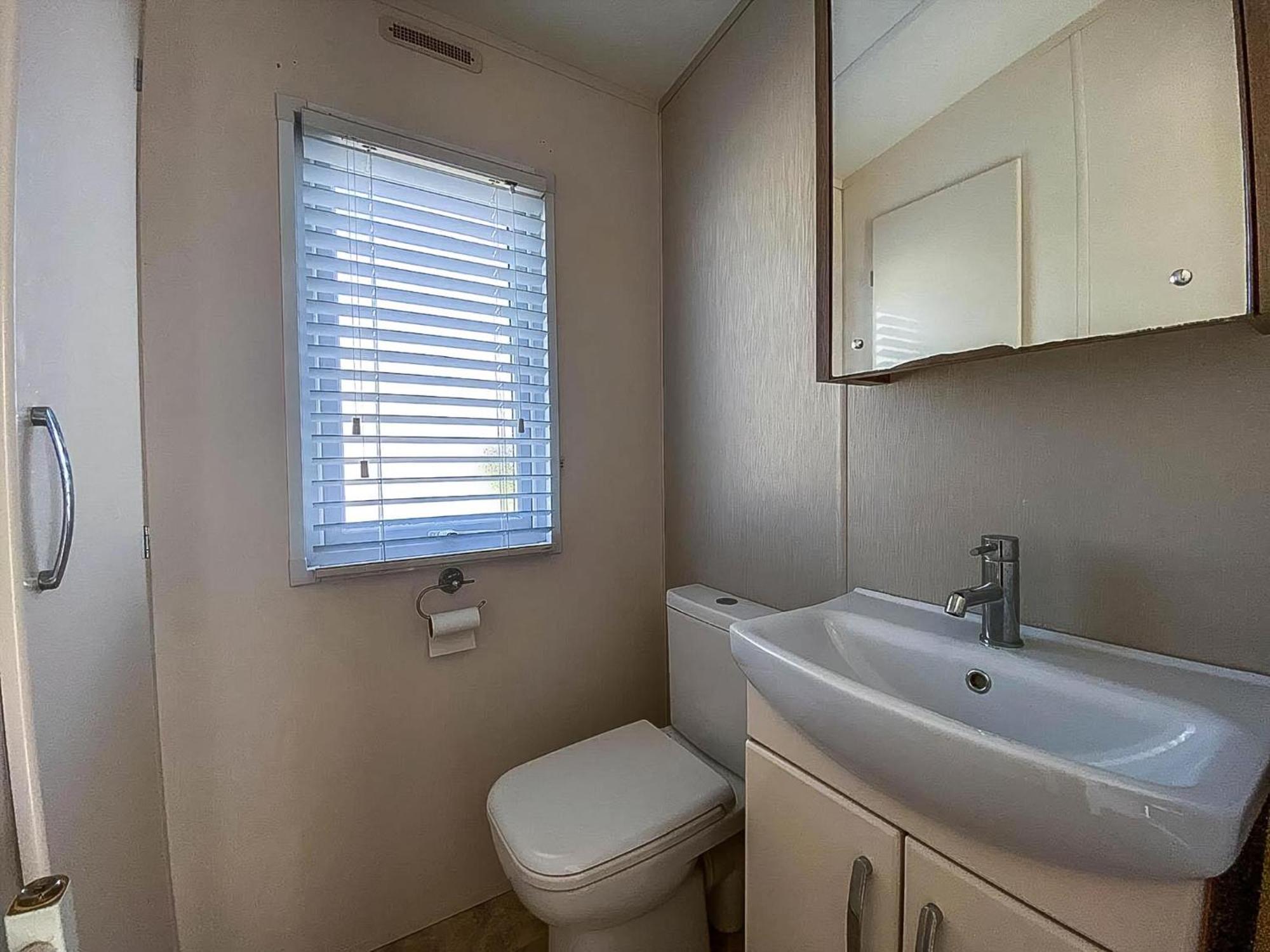 Beautiful Caravan At Seaview In Kent Ref 47028pb Campsite *