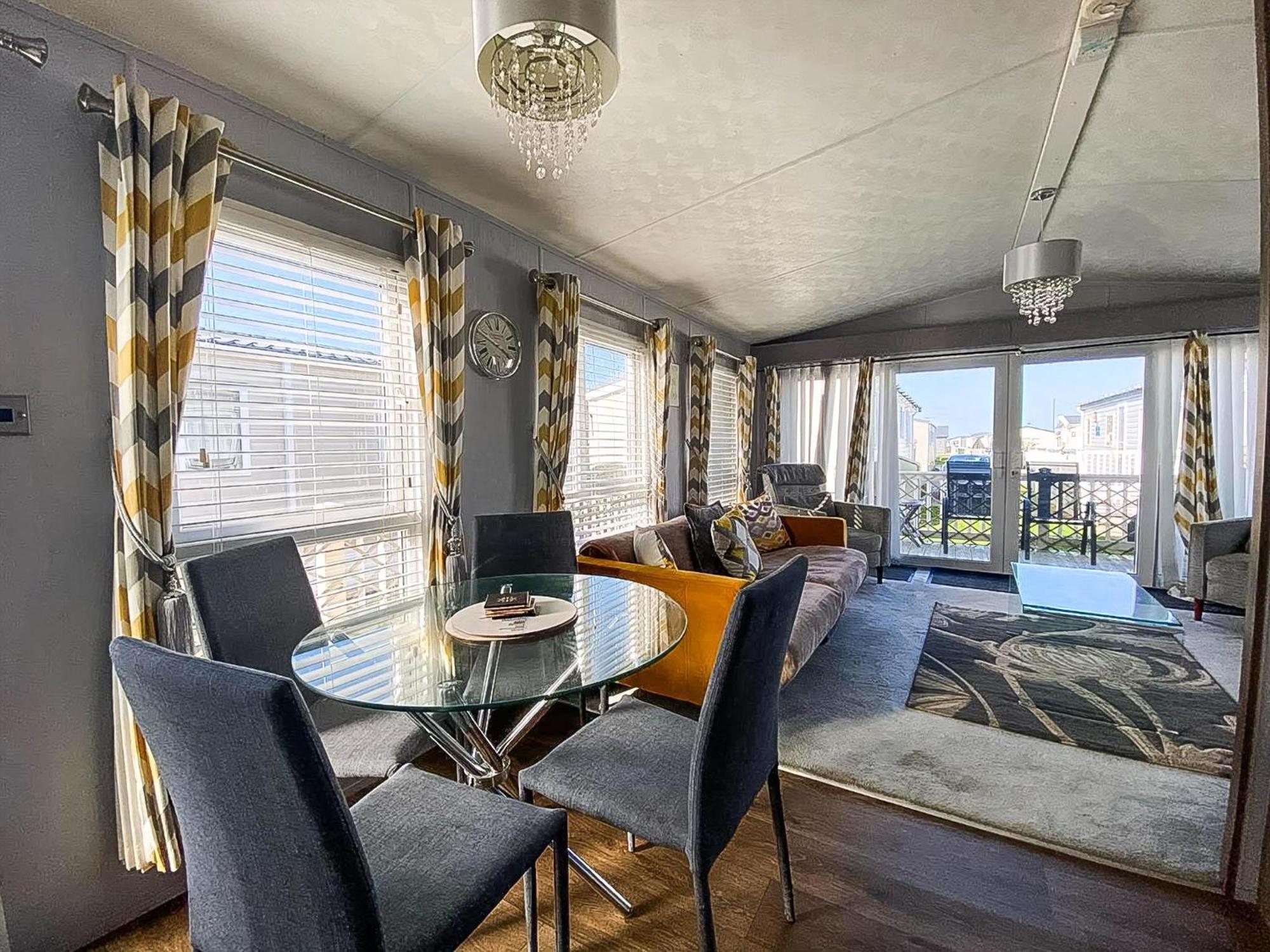 Beautiful Caravan At Seaview In Kent Ref 47028pb Whitstable