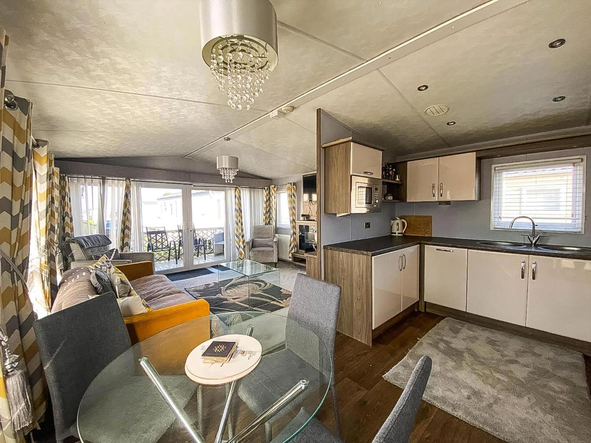 Beautiful Caravan At Seaview In Kent Ref 47028pb * Whitstable