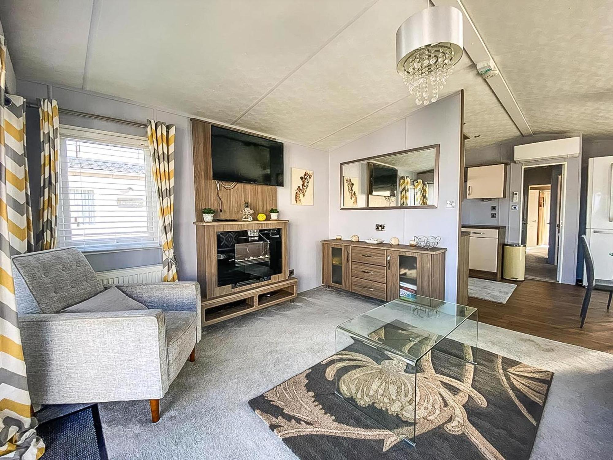 Beautiful Caravan At Seaview In Kent Ref 47028pb